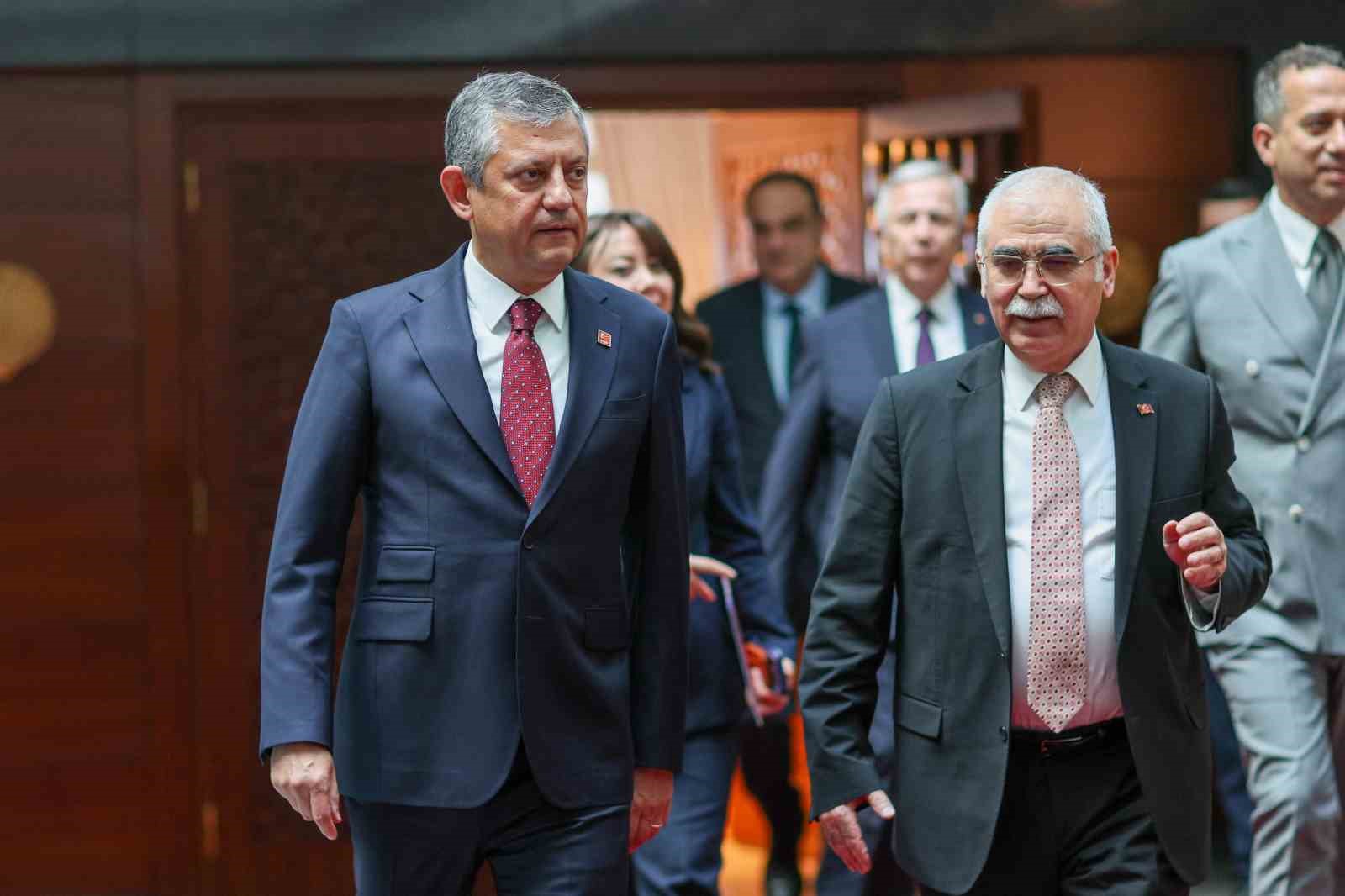 chp genel baskani ozel anayasa mahkemesi turkiyede herkesin her turlu tartismadan uzak tutmasi gereken FJrGVzSi