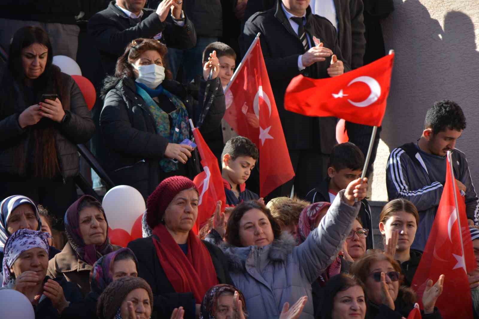 CHP Genel Başkanı Özel: "Bunların kötü sözlerine kulağımızı tıkıyoruz, milletimizin gözünün içine bakıyoruz" 6 chp genel baskani ozel bunlarin kotu sozlerine kulagimizi tikiyoruz milletimizin gozunun icine bakiyoruz 2 S7Vf5qqL