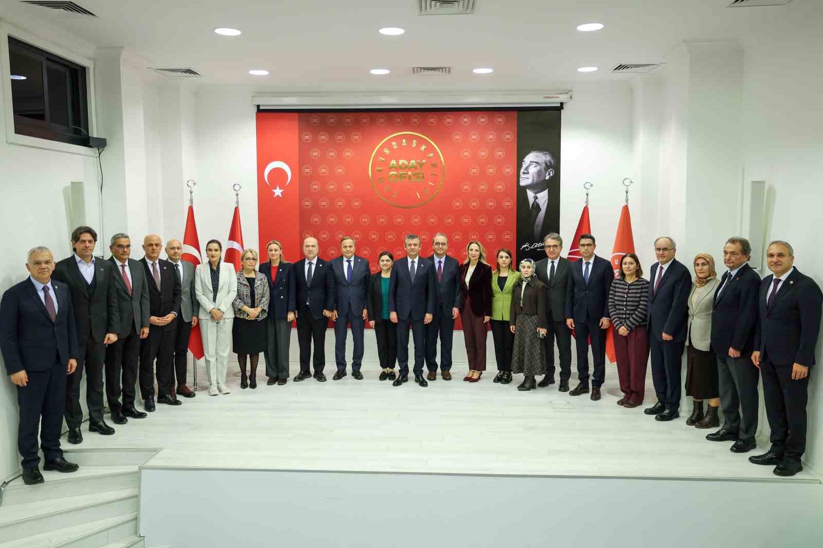 CHP Genel Başkanı Özel: "Cumhurbaşkanlığı Aday Ofisimizin temel gündemi, ekonomik ve sosyal krizdir" 4 chp genel baskani ozel cumhurbaskanligi aday ofisimizin temel gundemi ekonomik ve sosyal krizdir 0 uzqbQwc2