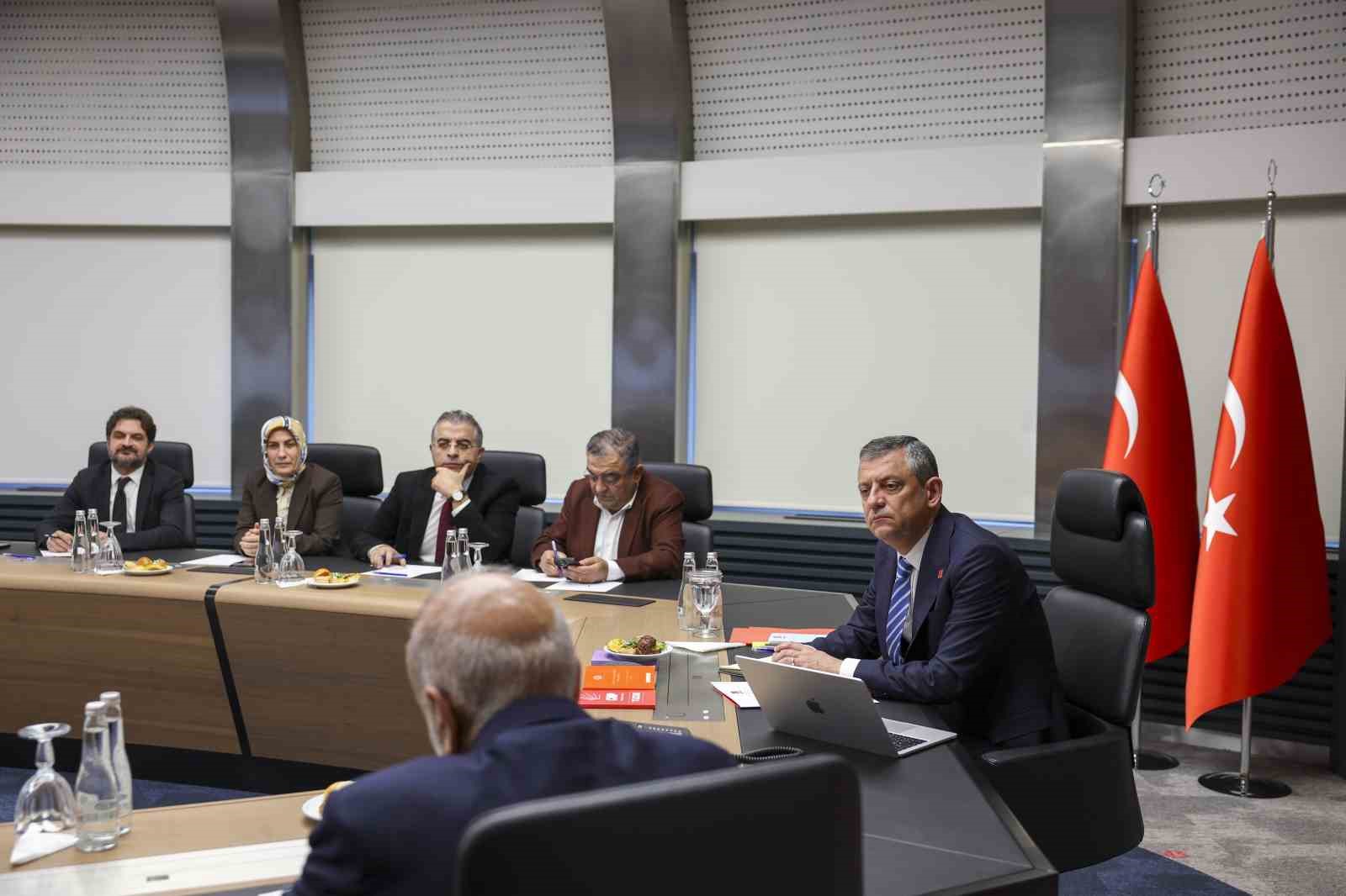 CHP Genel Başkanı Özel, Diyarbakır Kent Koruma ve Dayanışma Platformu temsilcileriyle bir araya geldi 7 chp genel baskani ozel diyarbakir kent koruma ve dayanisma platformu temsilcileriyle bir araya geldi 9NabkSmN
