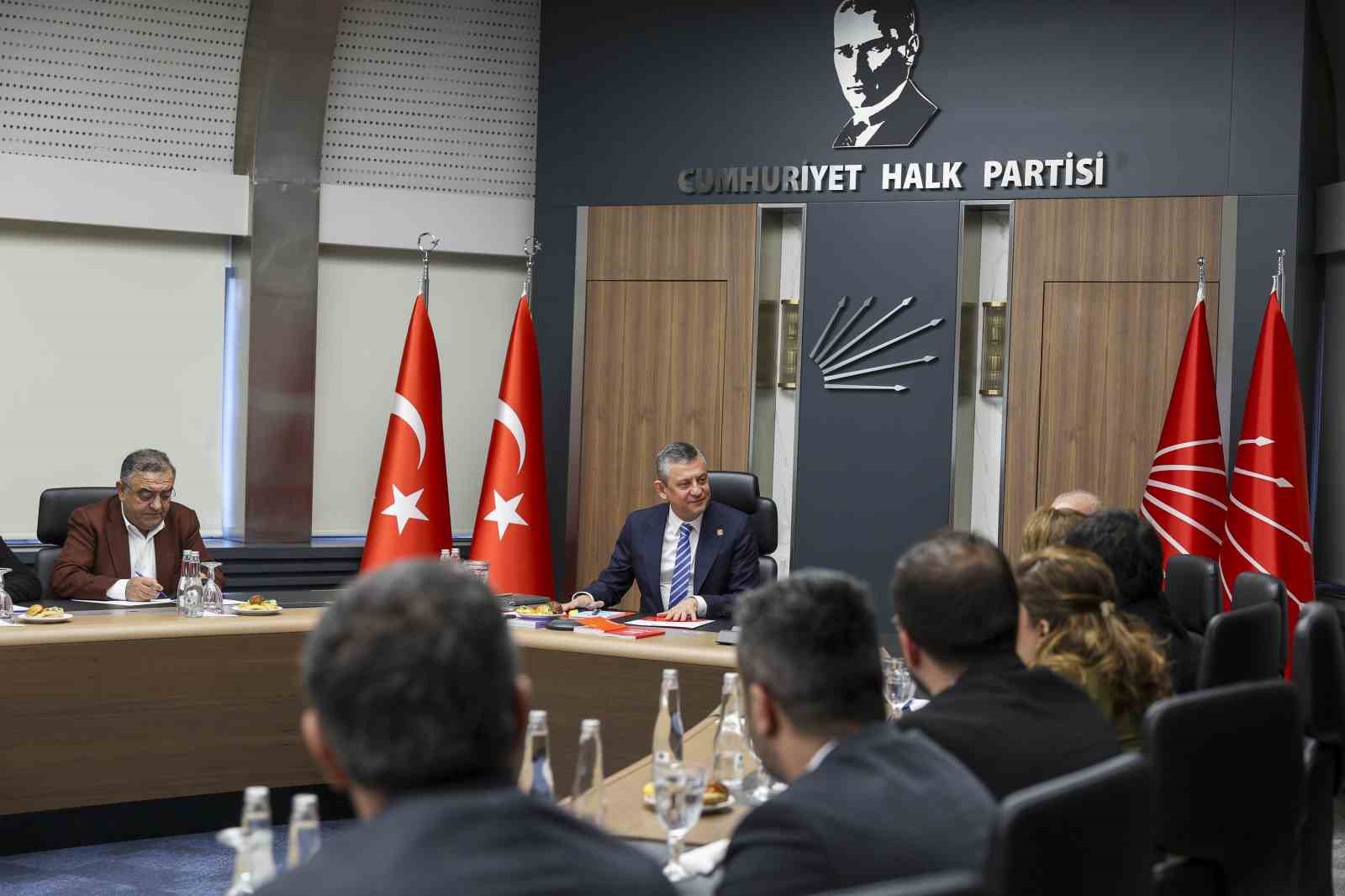 CHP Genel Başkanı Özel, Diyarbakır Kent Koruma ve Dayanışma Platformu temsilcileriyle bir araya geldi 6 chp genel baskani ozel diyarbakir kent koruma ve dayanisma platformu temsilcileriyle bir araya geldi