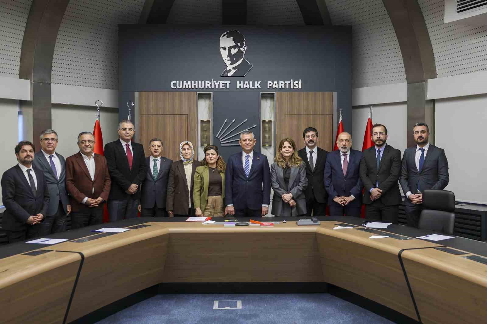 CHP Genel Başkanı Özel, Diyarbakır Kent Koruma ve Dayanışma Platformu temsilcileriyle bir araya geldi 4 chp genel baskani ozel diyarbakir kent koruma ve dayanisma platformu temsilcileriyle bir araya geldi dnYPfNkN