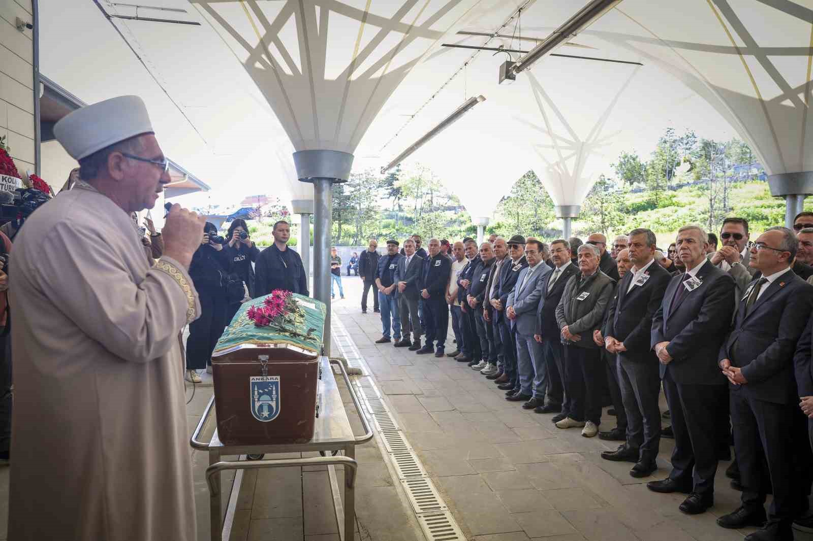 chp genel baskani ozel gazeteci yildirimin cenaze torenine katildi 0 4SISQcWb