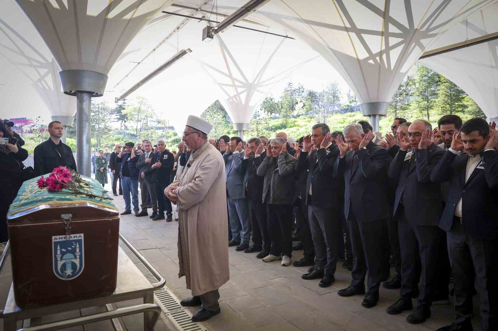 chp genel baskani ozel gazeteci yildirimin cenaze torenine katildi 1 rz6akESY