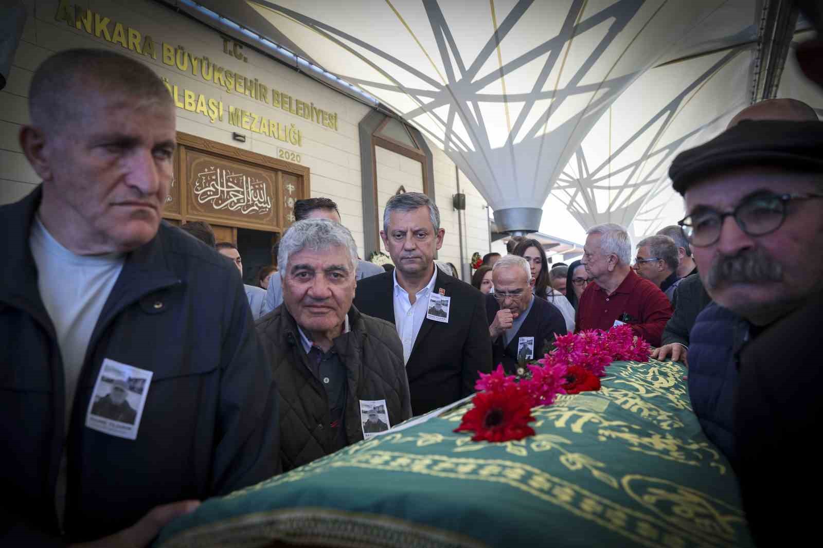 chp genel baskani ozel gazeteci yildirimin cenaze torenine katildi 2 hHkl8KuJ