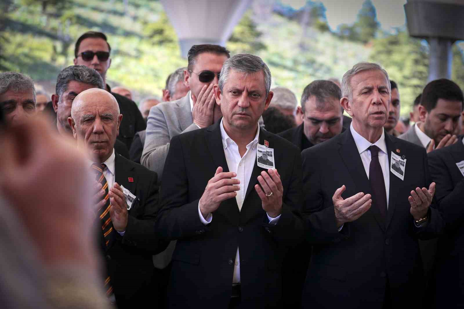 chp genel baskani ozel gazeteci yildirimin cenaze torenine katildi 3 qRMRFvuW