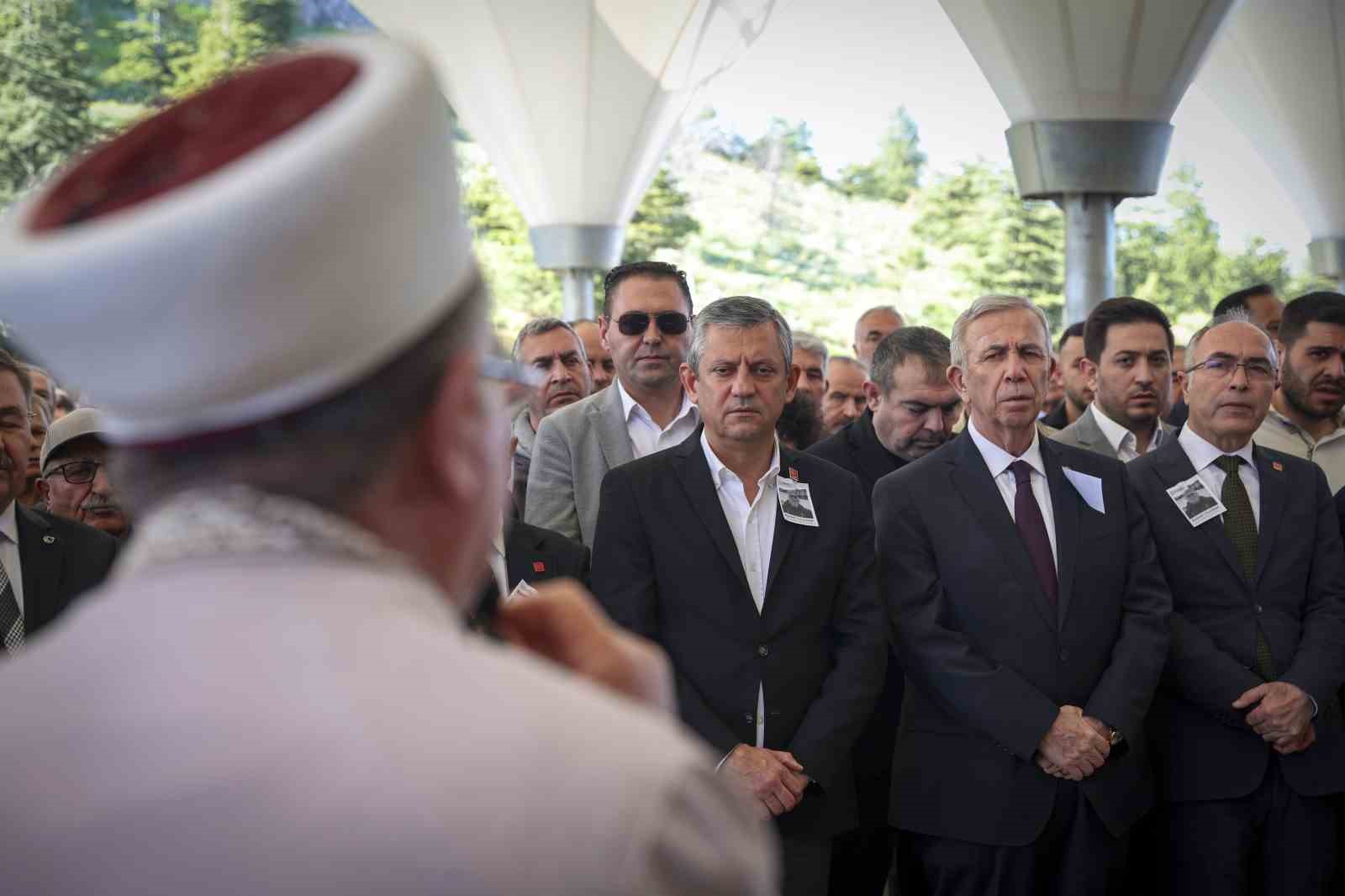 chp genel baskani ozel gazeteci yildirimin cenaze torenine katildi 4 kyEmTwC8