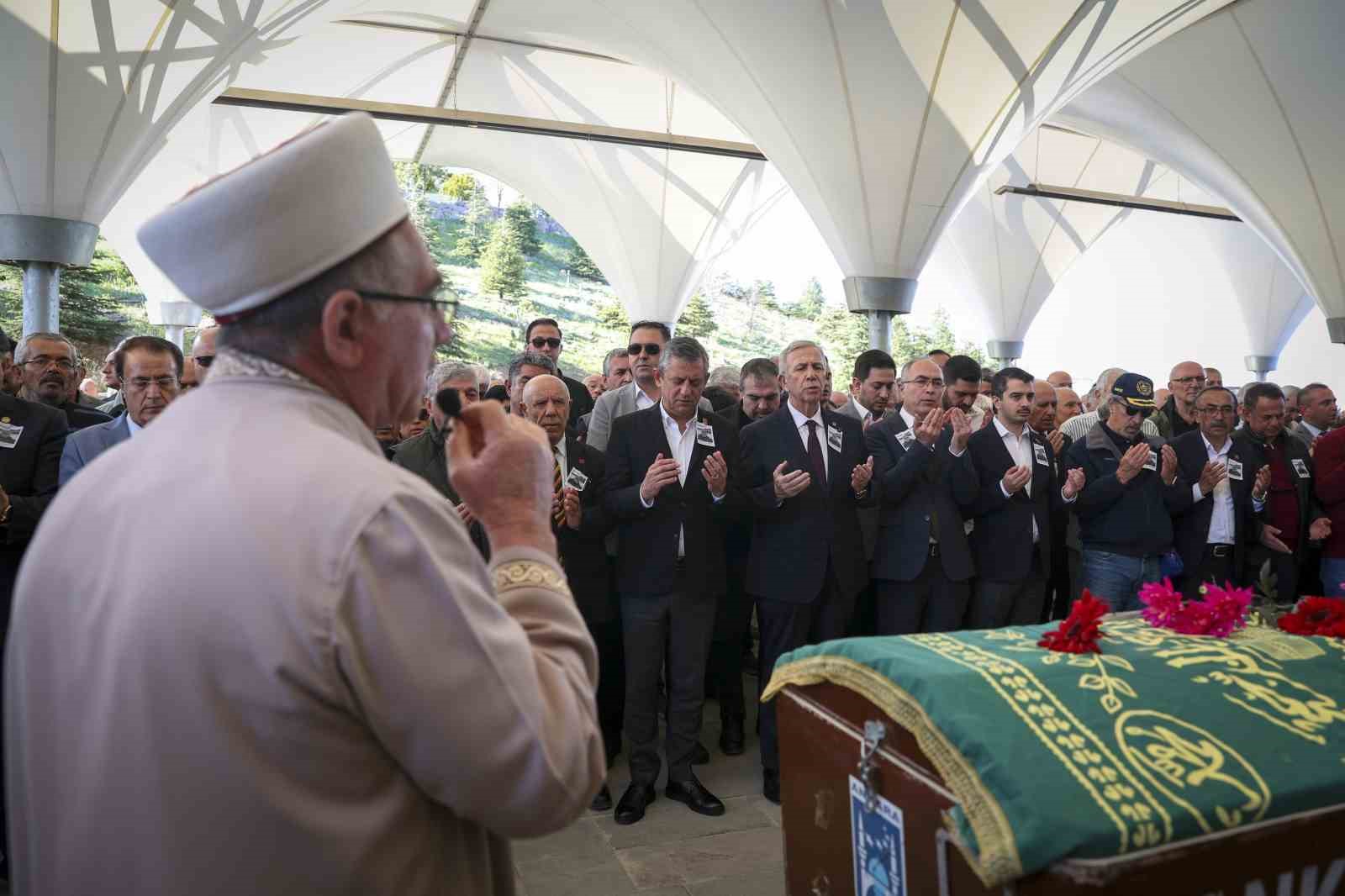 chp genel baskani ozel gazeteci yildirimin cenaze torenine katildi 5 A7UEkYkH