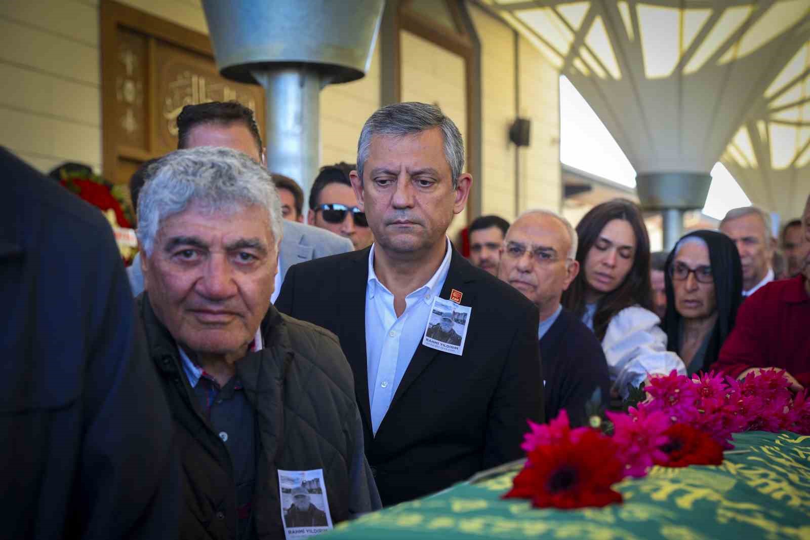 chp genel baskani ozel gazeteci yildirimin cenaze torenine katildi 6 aDEeWhXw