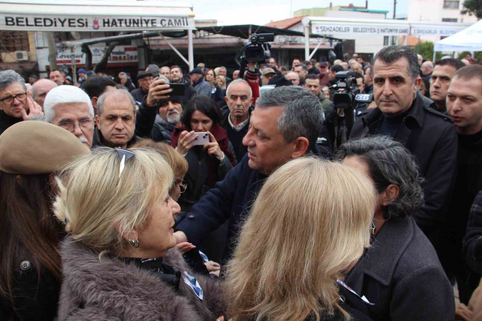 chp genel baskani ozel manisada cenaze namazina katildi 3 QdYmHJvE