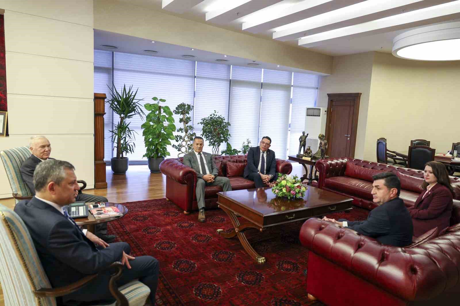 chp genel baskani ozel sehit ve gazi dernek temsilcileriyle bir araya geldi 5 6X5WHFFQ