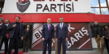 chp-genel-baskani-ozelden-zafer-partisi-genel-baskani-ozdaga-ziyaret-lPF4t4gM.jpg