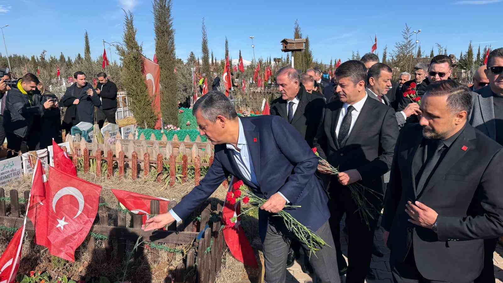 chp genel baskani ozgur ozel deprem sehitligini ziyaret etti 0
