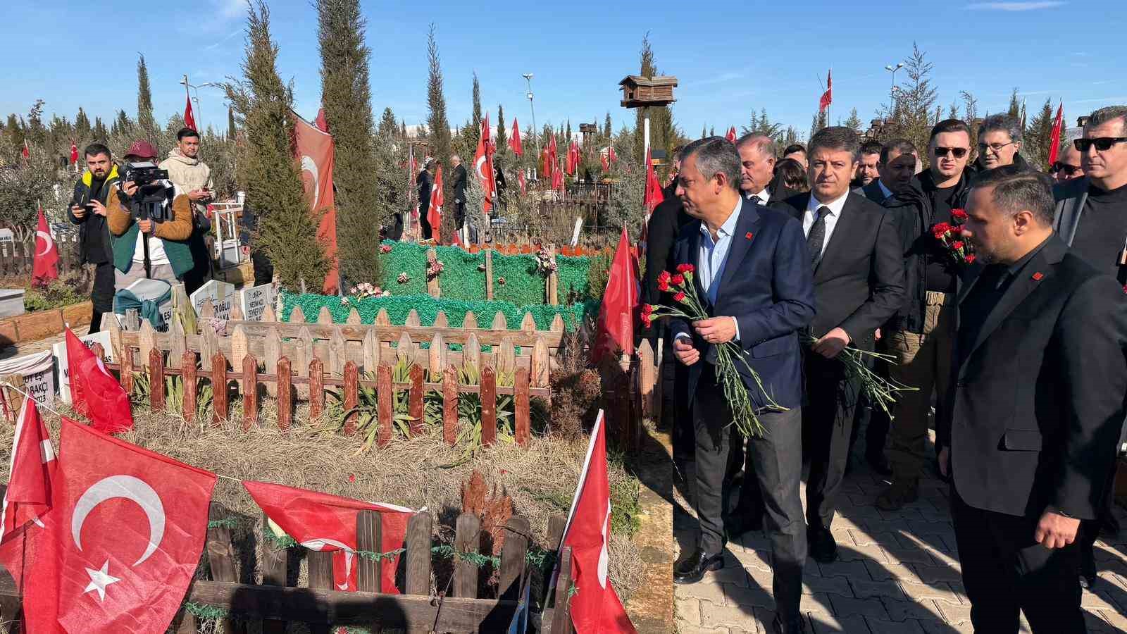 chp genel baskani ozgur ozel deprem sehitligini ziyaret etti 1 adz35tei