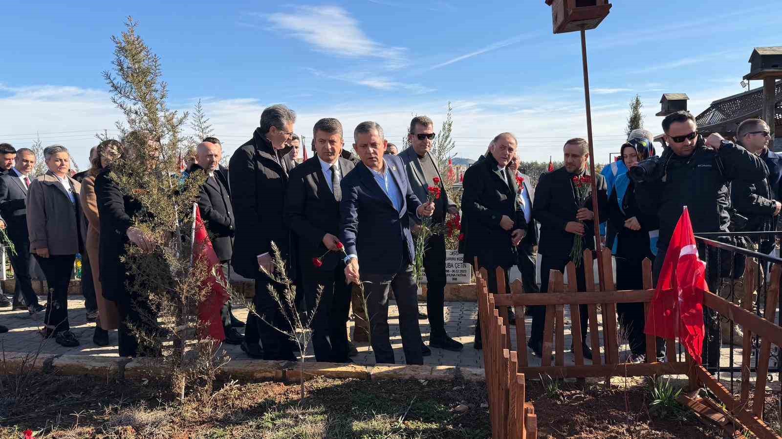 chp genel baskani ozgur ozel deprem sehitligini ziyaret etti 2
