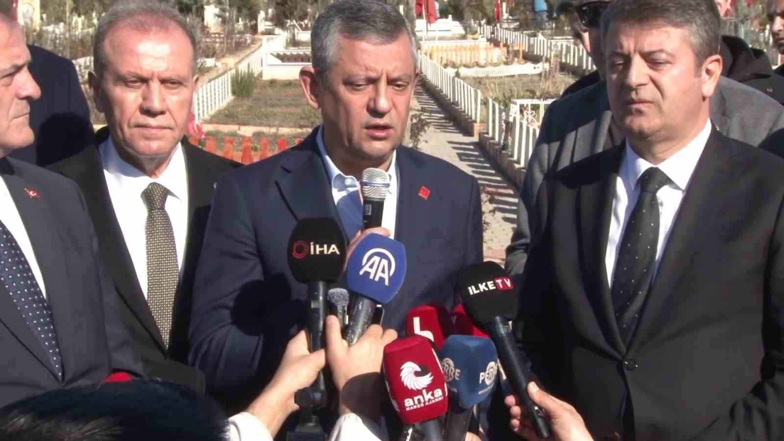 chp genel baskani ozgur ozel deprem sehitligini ziyaret etti 4 O5CI5DMv