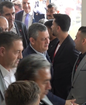 chp-genel-baskani-ozgur-ozel-kiliste-ZcRbpfkM.jpg