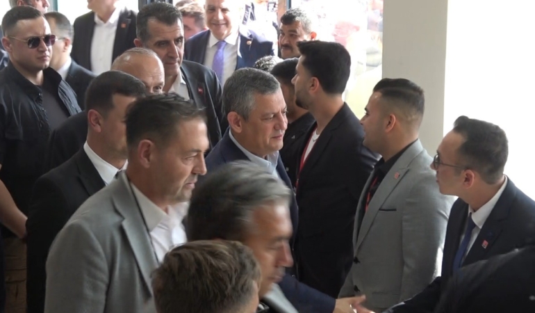 chp-genel-baskani-ozgur-ozel-kiliste-ZcRbpfkM.jpg