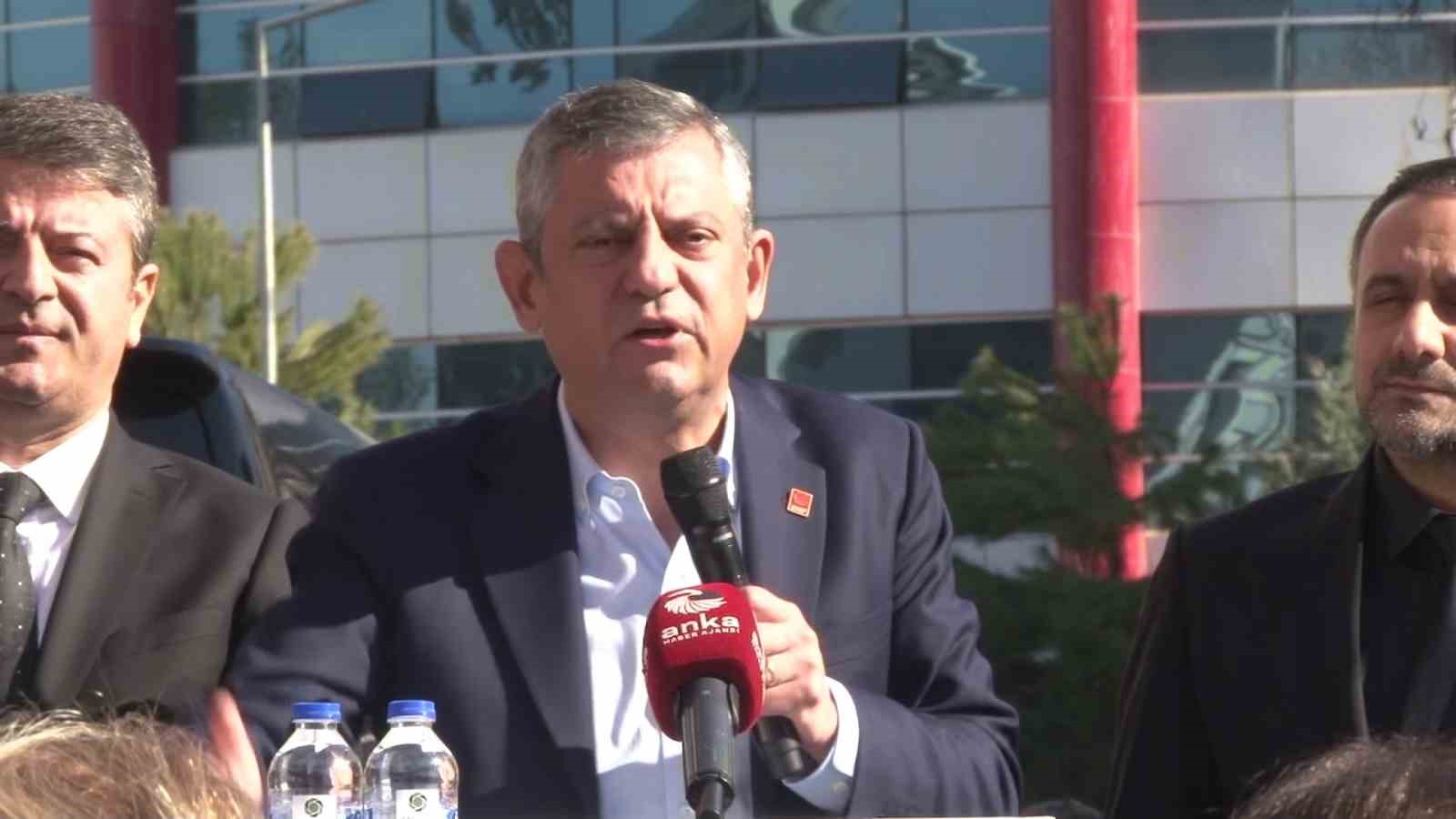 chp genel baskani ozgur ozel vatandaslarla bir araya geldi 0