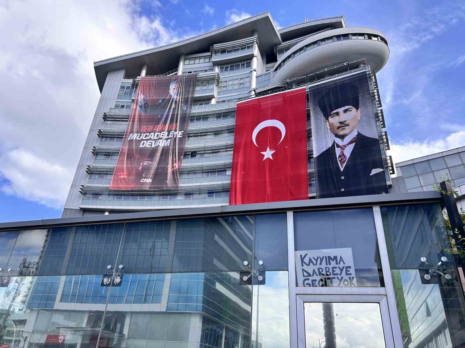chp genel merkezi onunde cikan tartismada su siseleri havada ucustu 0 phjQ1GdS