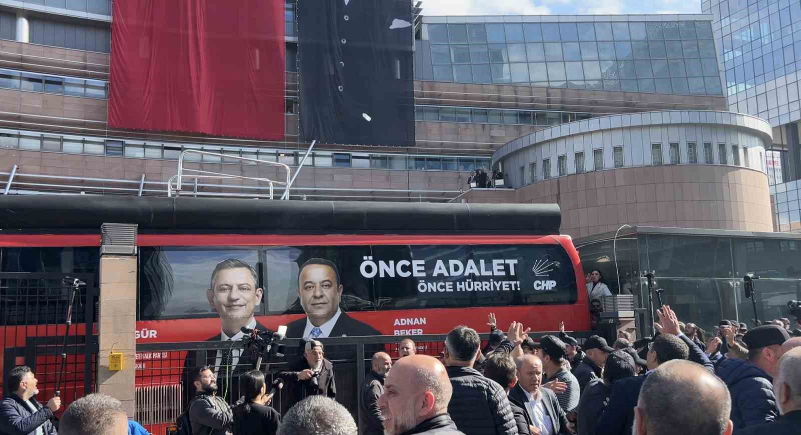 chp genel merkezi onunde cikan tartismada su siseleri havada ucustu 1 nIZ5P1Ka