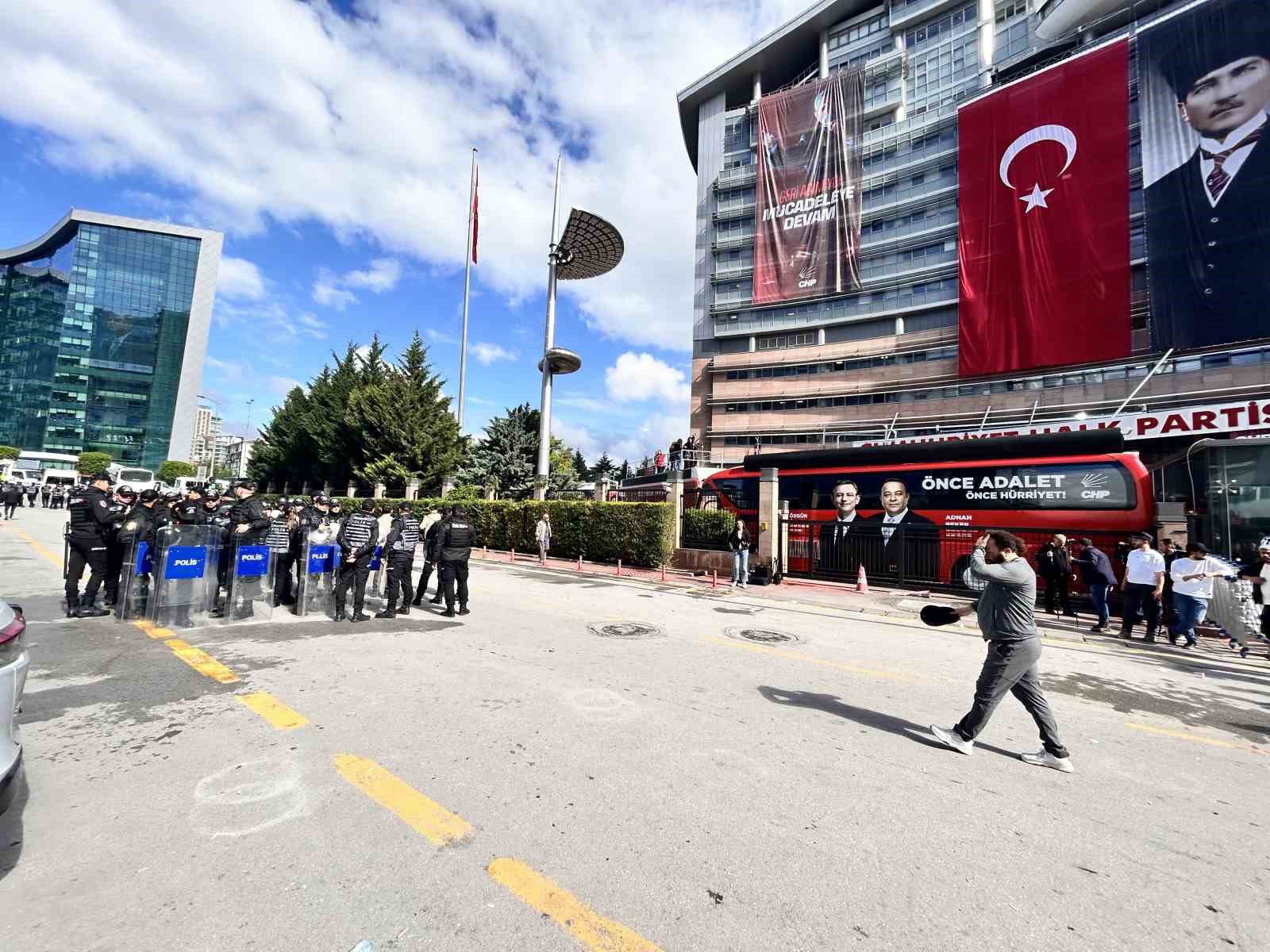 chp genel merkezi onunde cikan tartismada su siseleri havada ucustu 2