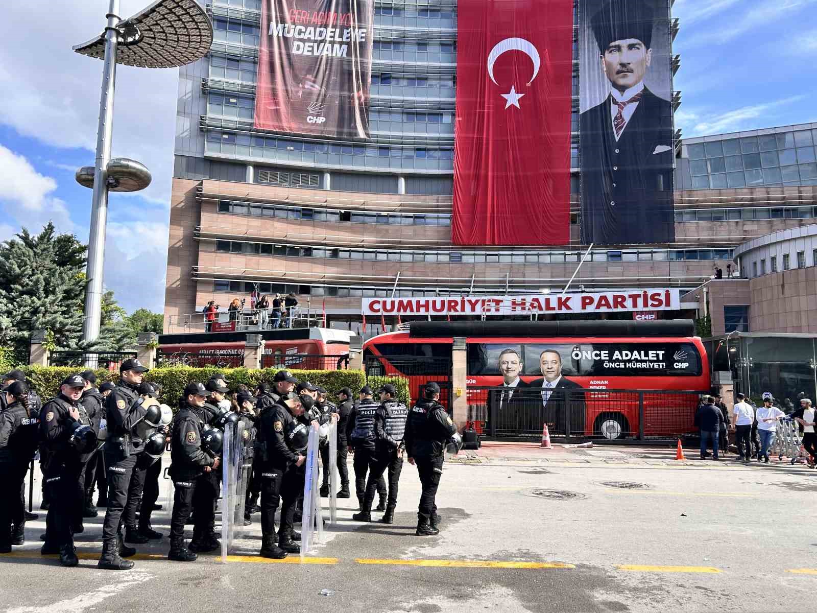 chp genel merkezi onunde cikan tartismada su siseleri havada ucustu 3 ZYkQG1jz