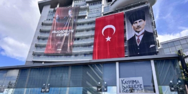 chp-genel-merkezi-onunde-cikan-tartismada-su-siseleri-havada-ucustu-eYVKZ9al.jpg