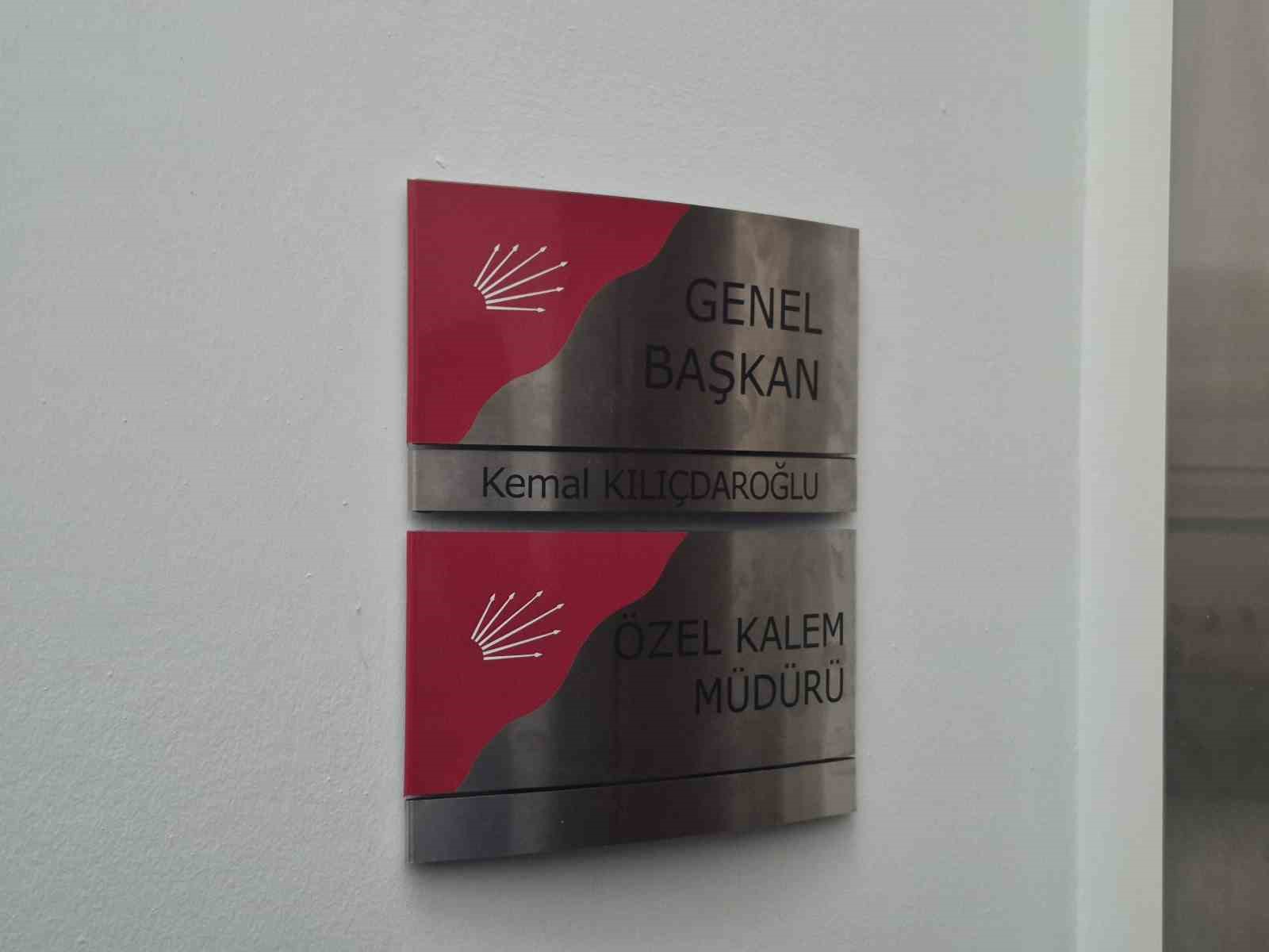 CHP Genel Merkezi’nde Kılıçdaroğlu’nun fotoğrafı tekrar asılıp, isimliği makam odasının kapısına takıldı 5 chp genel merkezinde kilicdaroglunun fotografi tekrar asilip isimligi makam odasinin kapisina takildi 1 SfmOkkzh