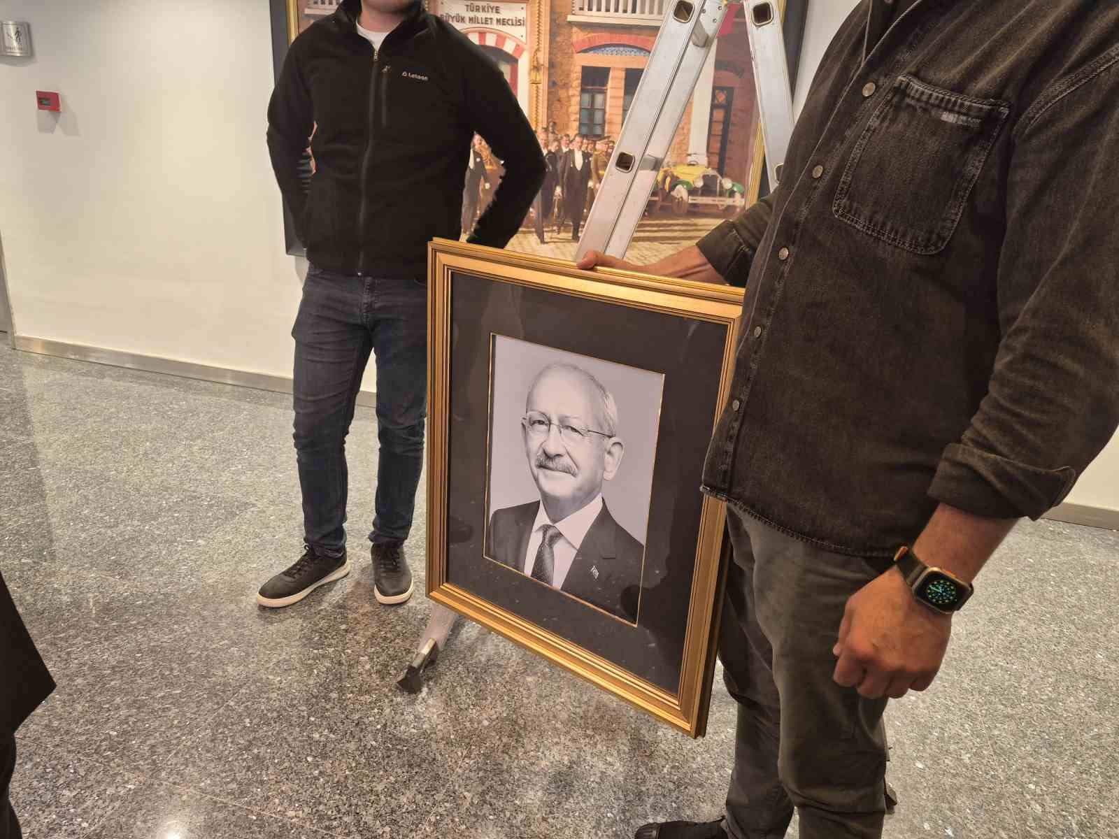 CHP Genel Merkezi’nde Kılıçdaroğlu’nun fotoğrafı tekrar asılıp, isimliği makam odasının kapısına takıldı 14 chp genel merkezinde kilicdaroglunun fotografi tekrar asilip isimligi makam odasinin kapisina takildi 10 Maq3lgmu