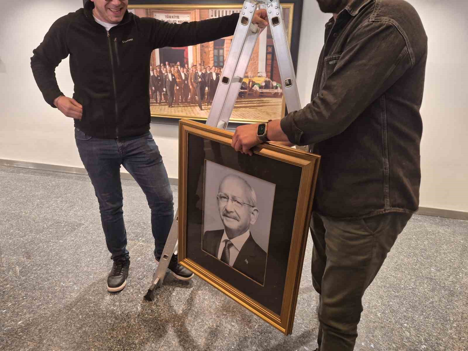 CHP Genel Merkezi’nde Kılıçdaroğlu’nun fotoğrafı tekrar asılıp, isimliği makam odasının kapısına takıldı 15 chp genel merkezinde kilicdaroglunun fotografi tekrar asilip isimligi makam odasinin kapisina takildi 11 rzcrLzlU