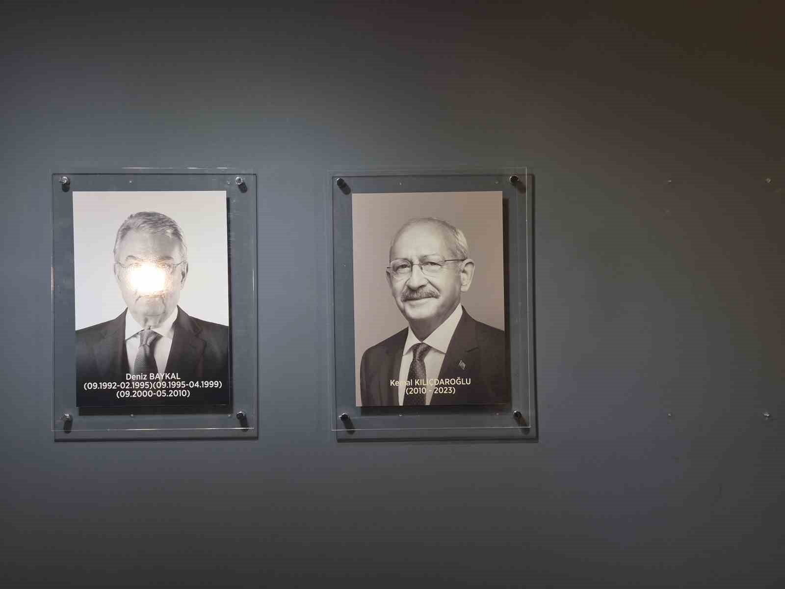 CHP Genel Merkezi’nde Kılıçdaroğlu’nun fotoğrafı tekrar asılıp, isimliği makam odasının kapısına takıldı 16 chp genel merkezinde kilicdaroglunun fotografi tekrar asilip isimligi makam odasinin kapisina takildi 12 p9BmEkkI