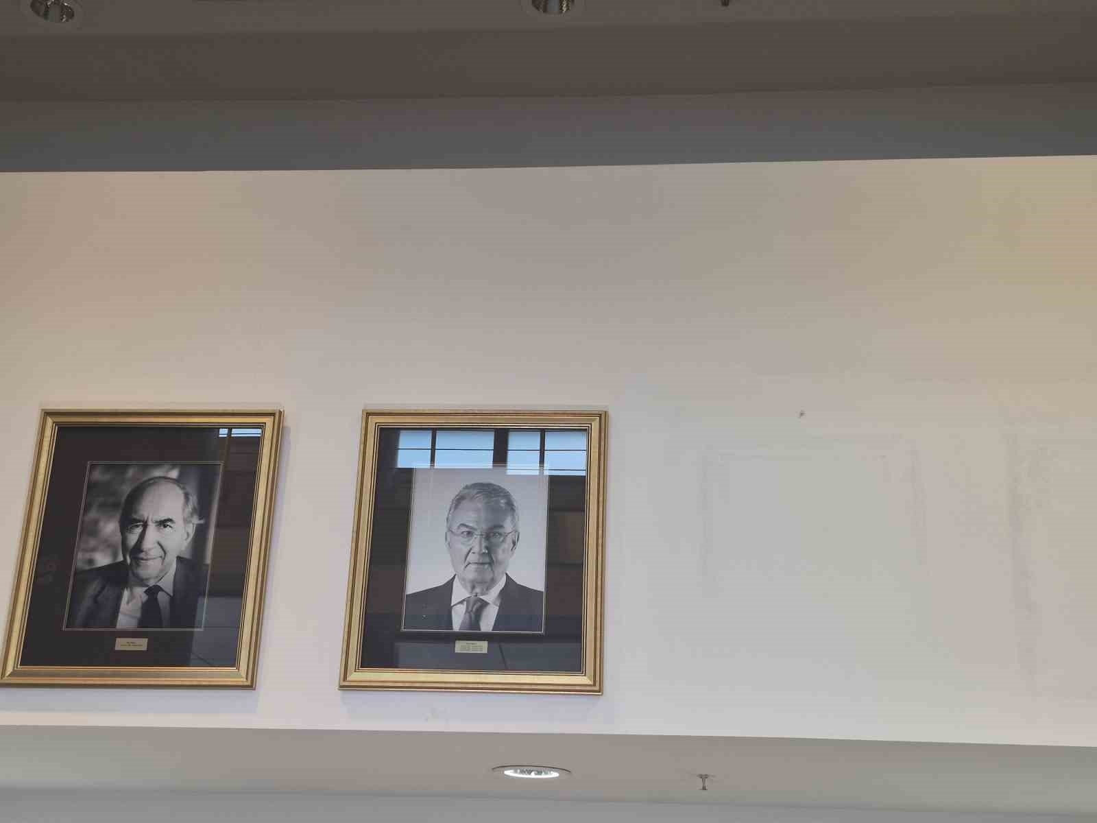 CHP Genel Merkezi’nde Kılıçdaroğlu’nun fotoğrafı tekrar asılıp, isimliği makam odasının kapısına takıldı 17 chp genel merkezinde kilicdaroglunun fotografi tekrar asilip isimligi makam odasinin kapisina takildi 13 YIhHXFku