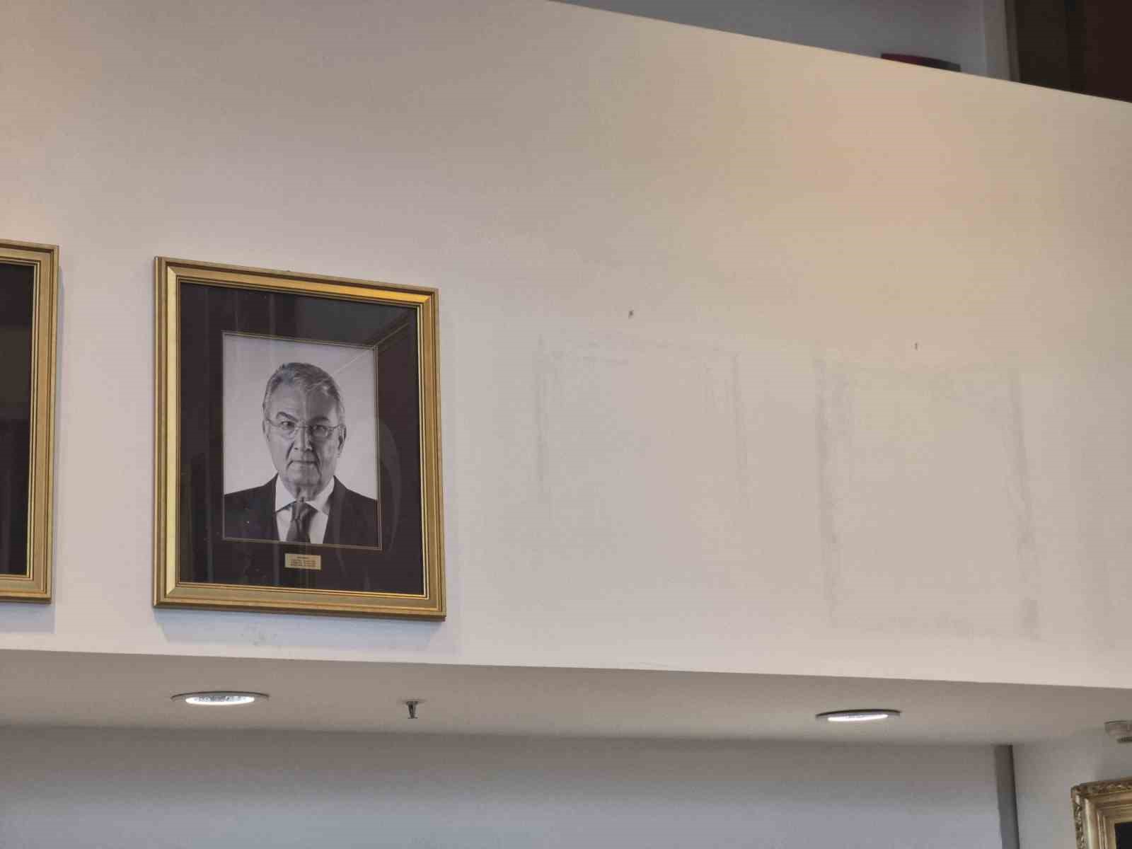 CHP Genel Merkezi’nde Kılıçdaroğlu’nun fotoğrafı tekrar asılıp, isimliği makam odasının kapısına takıldı 18 chp genel merkezinde kilicdaroglunun fotografi tekrar asilip isimligi makam odasinin kapisina takildi 14 y6Sqp79Q