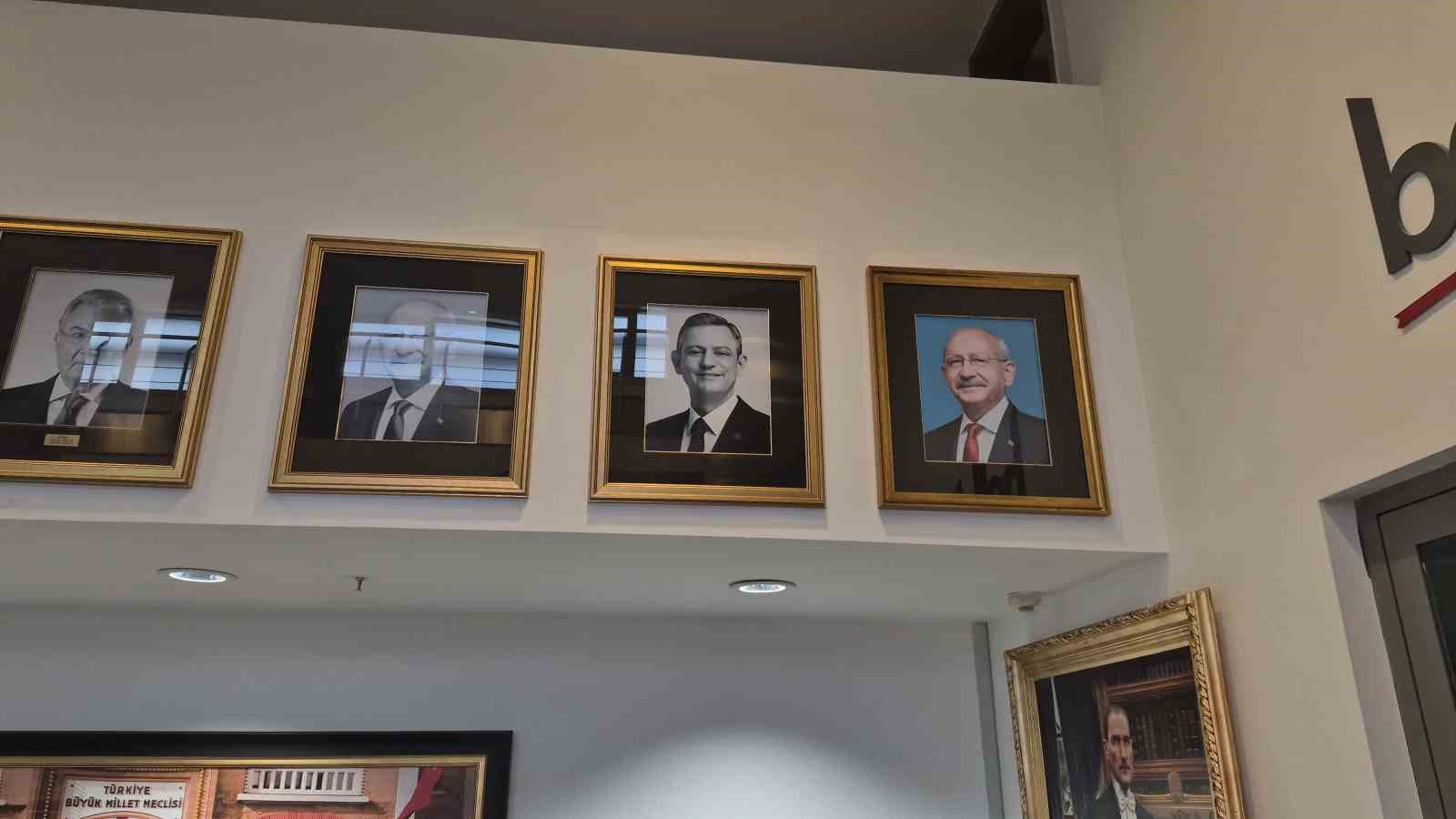 CHP Genel Merkezi’nde Kılıçdaroğlu’nun fotoğrafı tekrar asılıp, isimliği makam odasının kapısına takıldı 6 chp genel merkezinde kilicdaroglunun fotografi tekrar asilip isimligi makam odasinin kapisina takildi 2