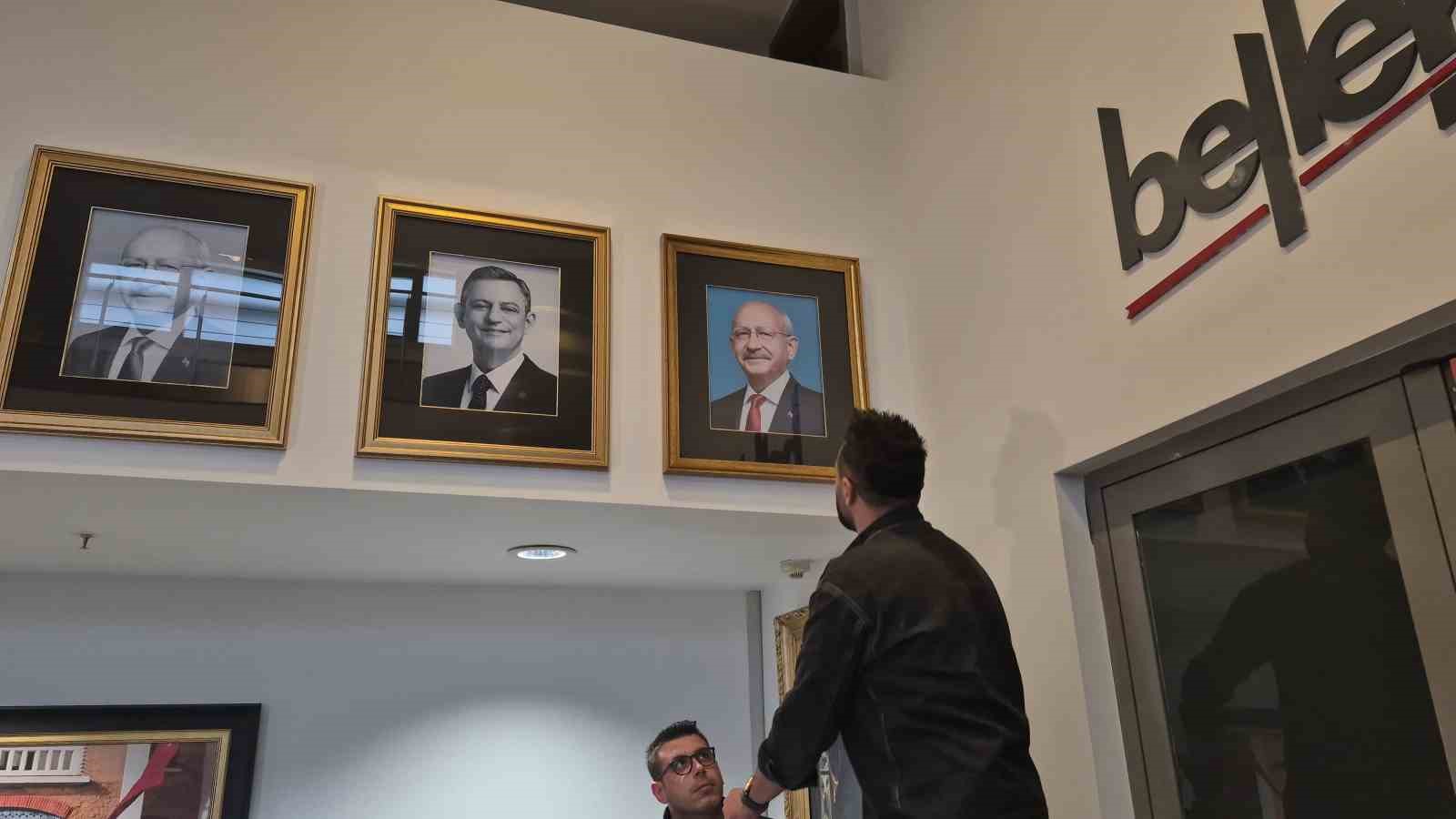 CHP Genel Merkezi’nde Kılıçdaroğlu’nun fotoğrafı tekrar asılıp, isimliği makam odasının kapısına takıldı 7 chp genel merkezinde kilicdaroglunun fotografi tekrar asilip isimligi makam odasinin kapisina takildi 3 25tteHuC
