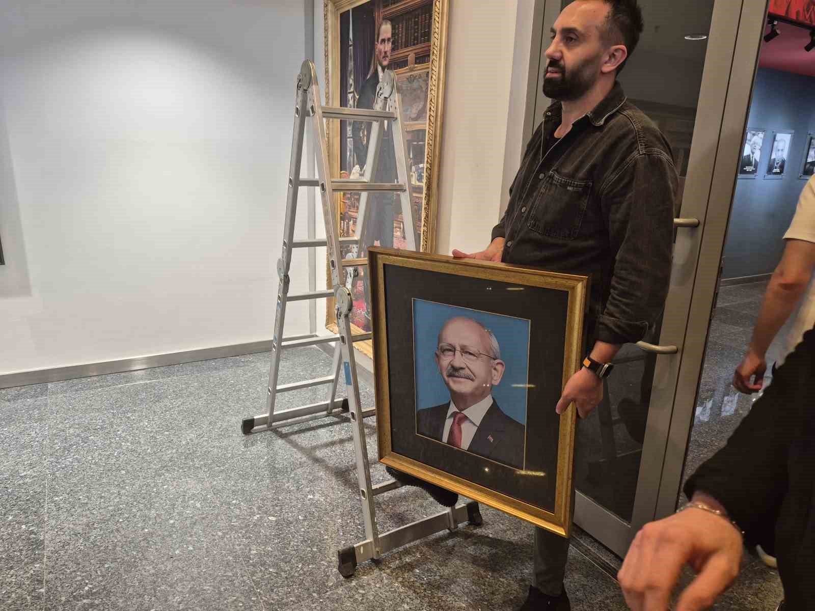 CHP Genel Merkezi’nde Kılıçdaroğlu’nun fotoğrafı tekrar asılıp, isimliği makam odasının kapısına takıldı 8 chp genel merkezinde kilicdaroglunun fotografi tekrar asilip isimligi makam odasinin kapisina takildi 4 AeaqQkSa