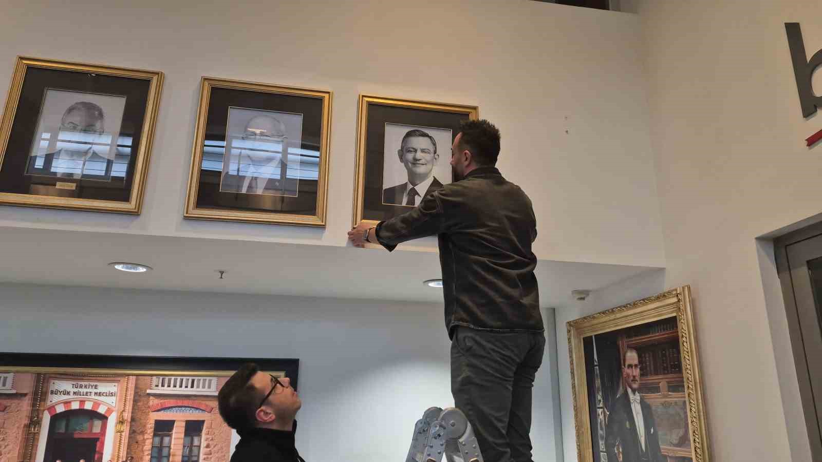 CHP Genel Merkezi’nde Kılıçdaroğlu’nun fotoğrafı tekrar asılıp, isimliği makam odasının kapısına takıldı 9 chp genel merkezinde kilicdaroglunun fotografi tekrar asilip isimligi makam odasinin kapisina takildi 5 JD91kCPv