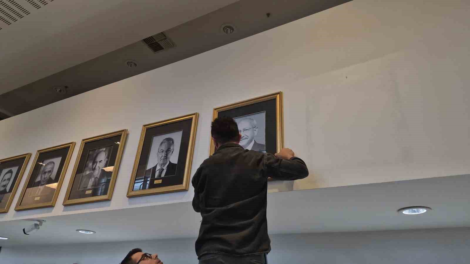 CHP Genel Merkezi’nde Kılıçdaroğlu’nun fotoğrafı tekrar asılıp, isimliği makam odasının kapısına takıldı 10 chp genel merkezinde kilicdaroglunun fotografi tekrar asilip isimligi makam odasinin kapisina takildi 6 ibhmpMck