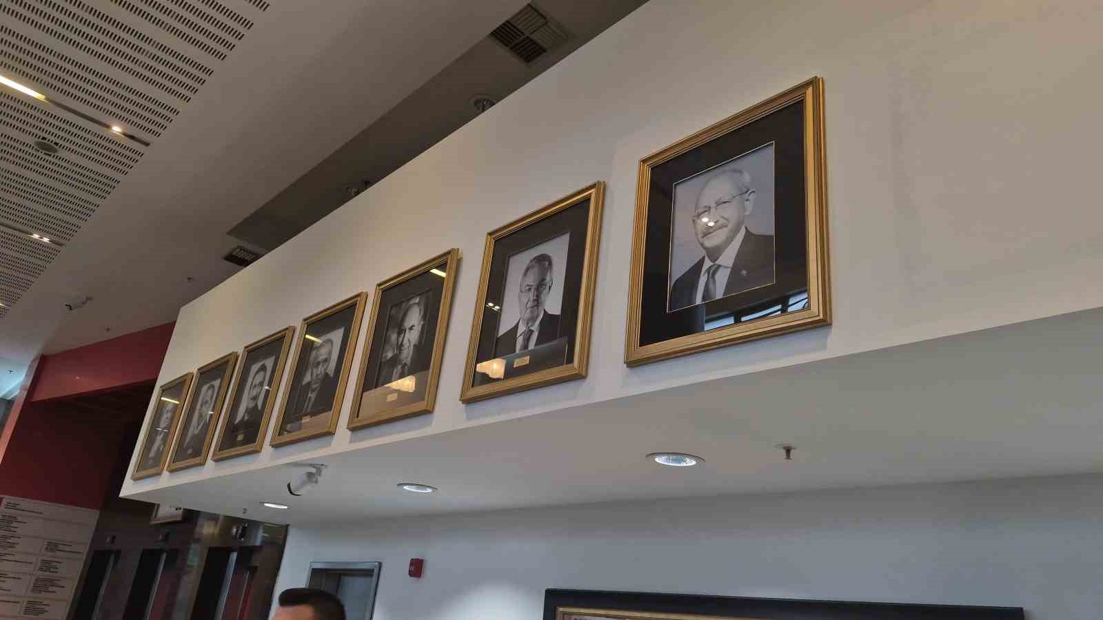 CHP Genel Merkezi’nde Kılıçdaroğlu’nun fotoğrafı tekrar asılıp, isimliği makam odasının kapısına takıldı 11 chp genel merkezinde kilicdaroglunun fotografi tekrar asilip isimligi makam odasinin kapisina takildi 7 hBO7d7Wz