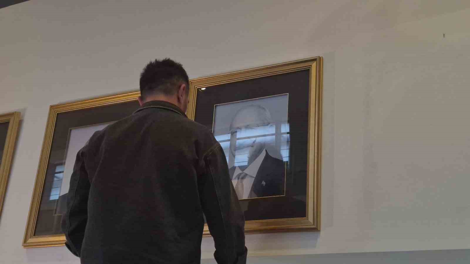 CHP Genel Merkezi’nde Kılıçdaroğlu’nun fotoğrafı tekrar asılıp, isimliği makam odasının kapısına takıldı 12 chp genel merkezinde kilicdaroglunun fotografi tekrar asilip isimligi makam odasinin kapisina takildi 8 h4IEKLQ8