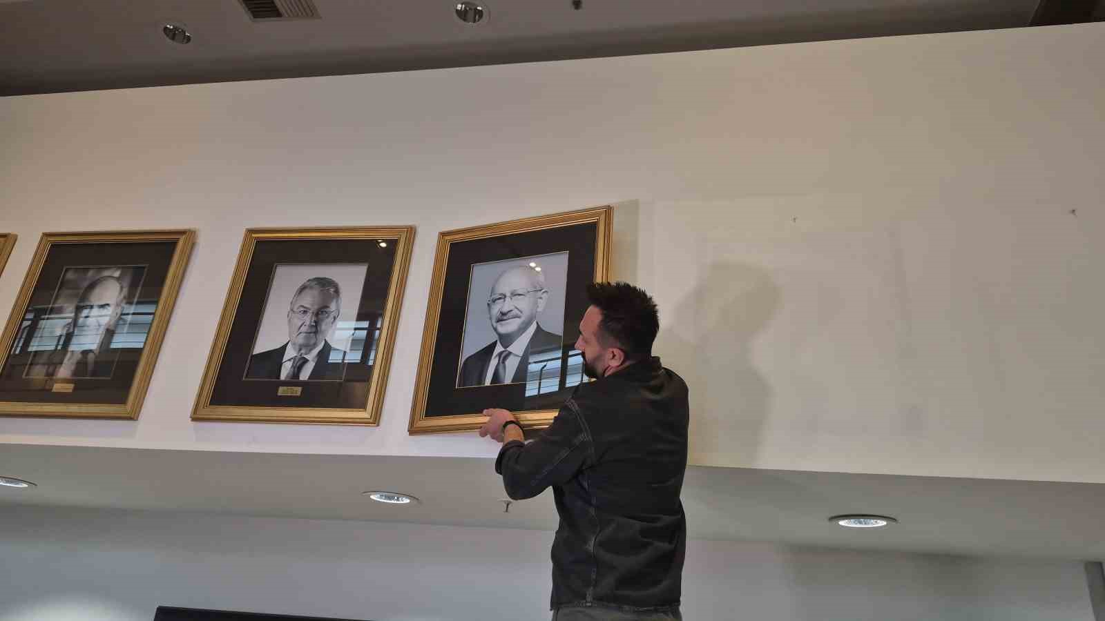 CHP Genel Merkezi’nde Kılıçdaroğlu’nun fotoğrafı tekrar asılıp, isimliği makam odasının kapısına takıldı 13 chp genel merkezinde kilicdaroglunun fotografi tekrar asilip isimligi makam odasinin kapisina takildi 9 7ipjShf9