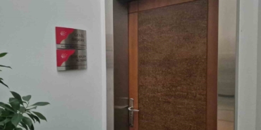 chp-genel-merkezinde-kilicdaroglunun-fotografi-tekrar-asilip-isimligi-makam-odasinin-kapisina-takildi-CARJRqXO.jpg