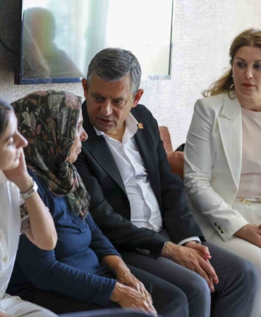 chp-grup-baskani-ozel-diyarbakirda-gulistan-dokunun-ailesiyle-gorustu-bVaCPUMl.jpg