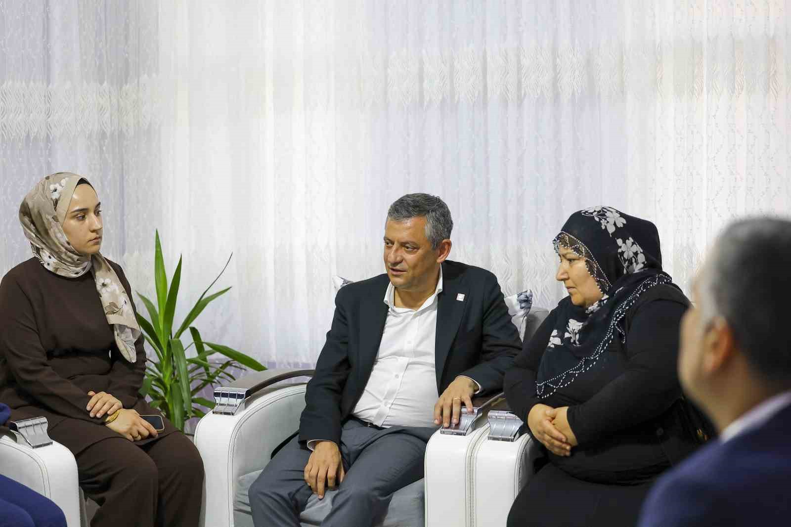 chp grup baskani ozel rojin kabaisin ailesini ziyaret etti 2 q1dtwRja
