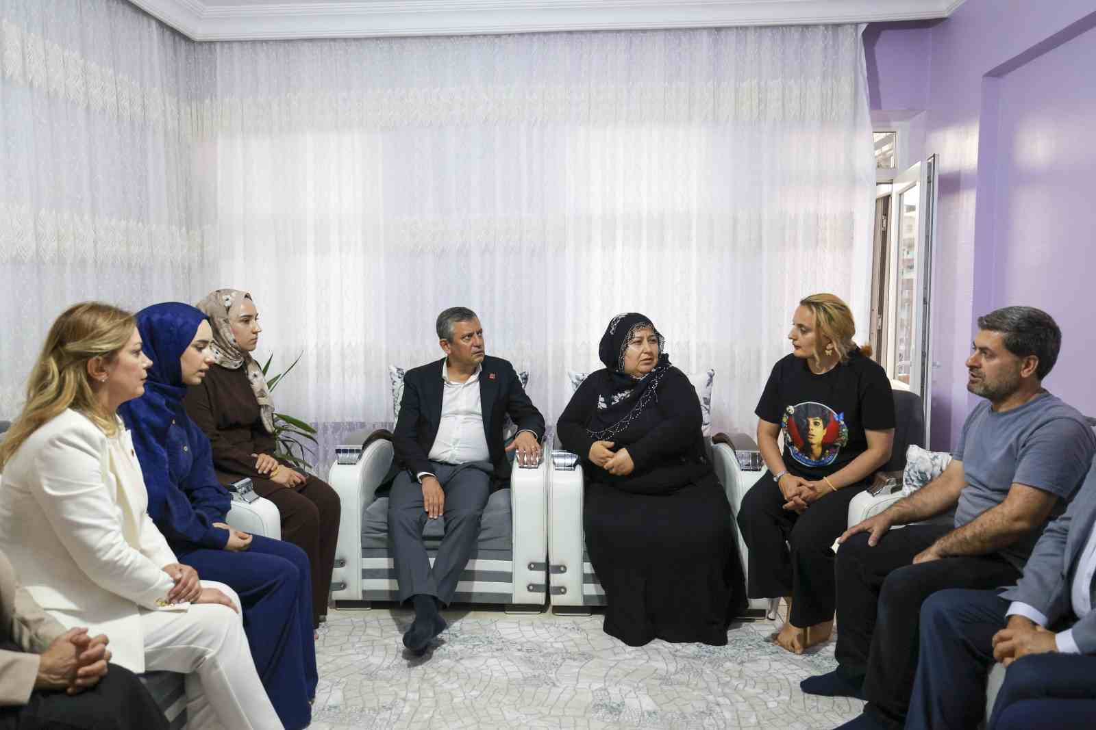 chp grup baskani ozel rojin kabaisin ailesini ziyaret etti 4 c9KEwiS4