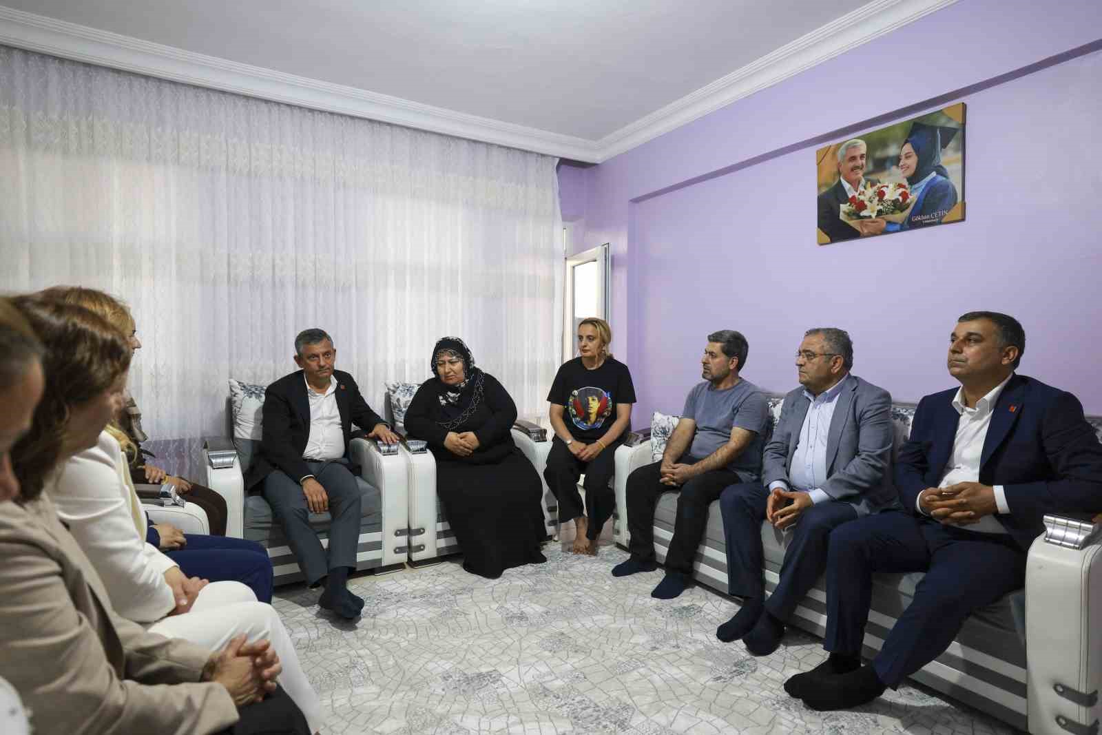 chp grup baskani ozel rojin kabaisin ailesini ziyaret etti 5 QzhSsZFi