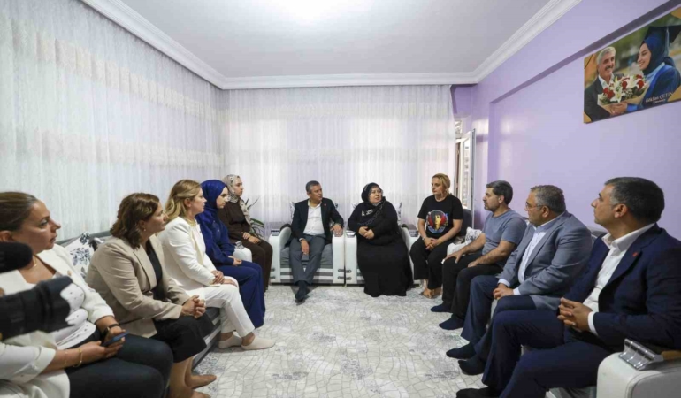 chp-grup-baskani-ozel-rojin-kabaisin-ailesini-ziyaret-etti-ZxOQkDWV.jpg