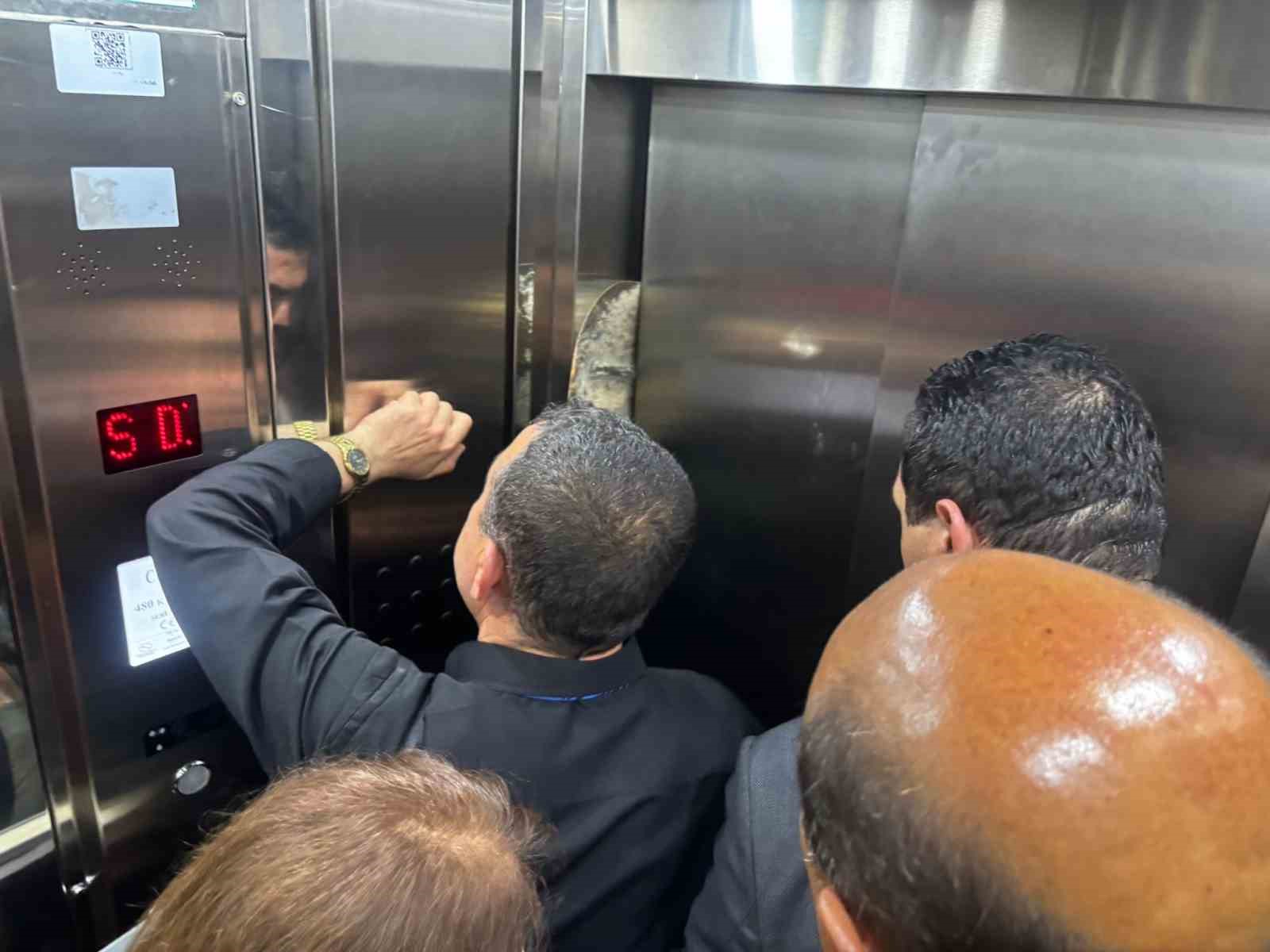 chp heyetine gaziantepte asansor soku yarim saat mahsur kaldilar 2 1URvniT5