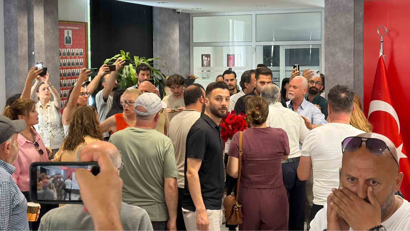 chp izmir il baskanliginda karanfil gerginligi 1 yhNJLfJ5